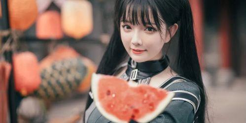 灵儿吃瓜姿势视频,视频走红网络